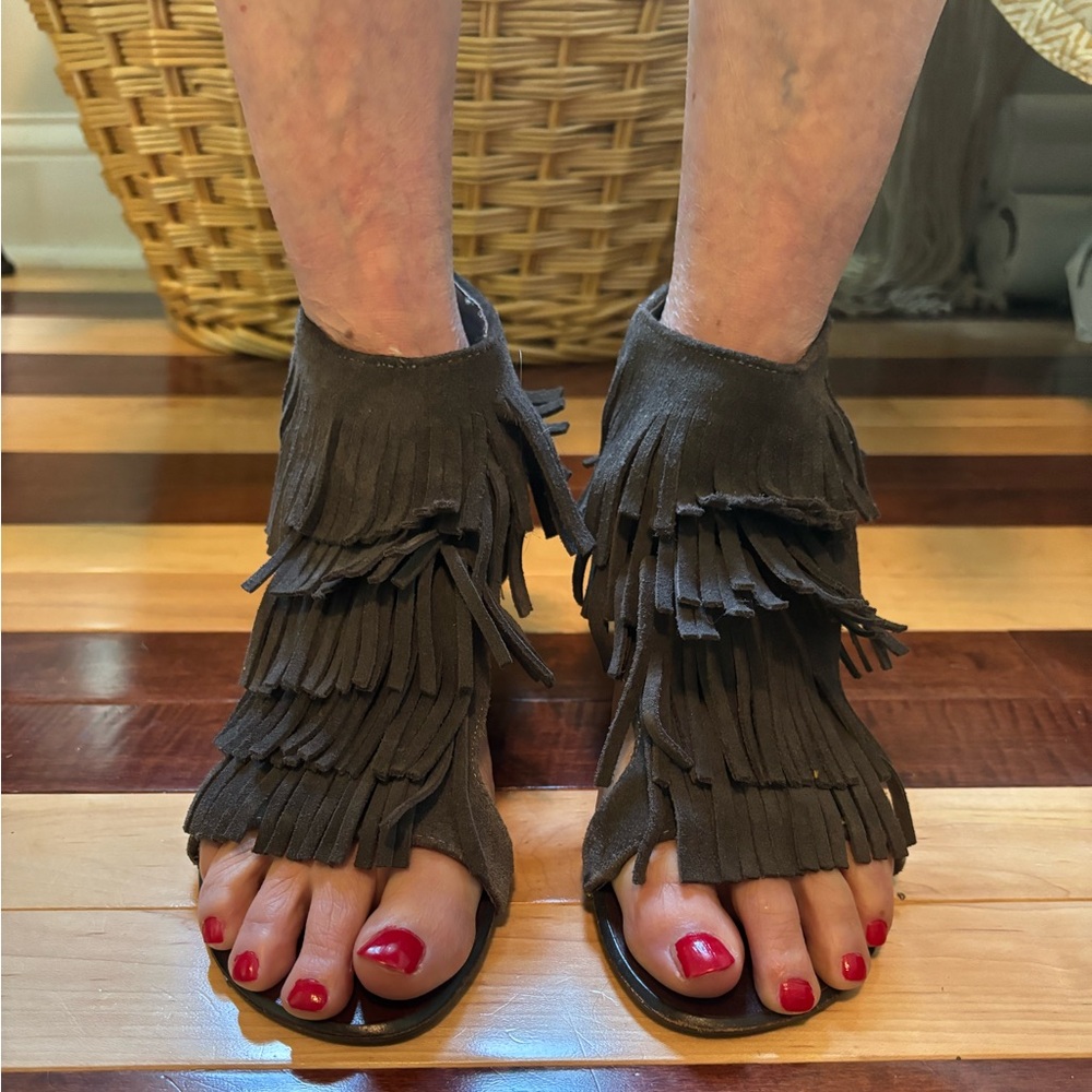 Matiko Brand
Grey suede fringe shoes